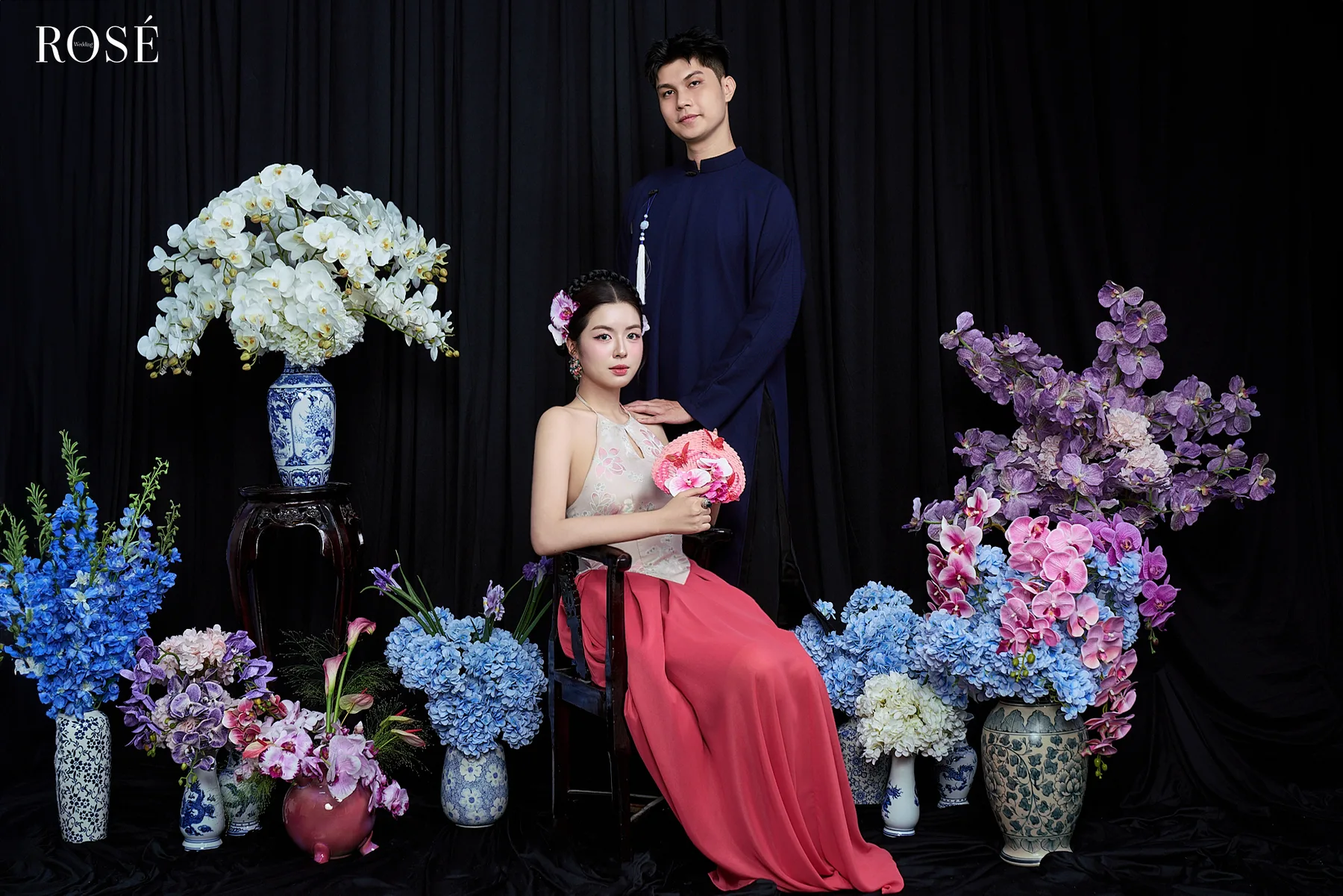 Cặp đôi trong studio ánh sáng tự nhiên của Rosé Wedding